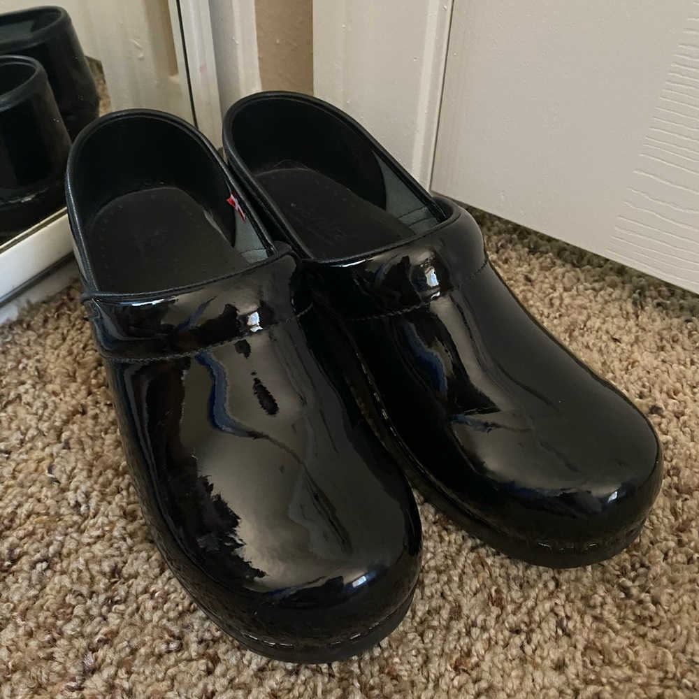 Sanita nurse clogs black patent leather